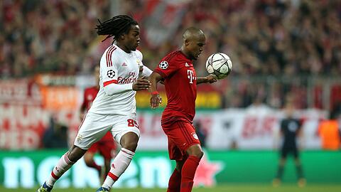 Vor einigen Wochen noch gegen die Bayern, in wenigen Wochen für die Bayern: Renato Sanches, hier im Zweikampf mit Douglas Costa.