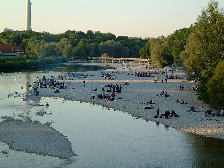 Wohl einer der beliebtesten Grillplätze der Stadt: An den Isarauen im Bereich des Flaucher darf man ohne Genehmigung seinen Grill anwerfen. Beste Lage, denn an heißen Sommertagen sorgt ein Sprung in die Isar für direkte Abkühlung.