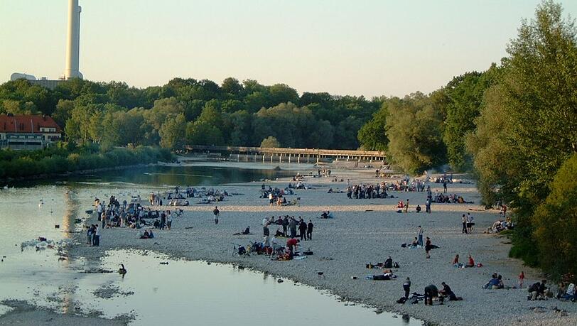 Wohl einer der beliebtesten Grillplätze der Stadt: An den Isarauen im Bereich des Flaucher darf man ohne Genehmigung seinen Grill anwerfen. Beste Lage, denn an heißen Sommertagen sorgt ein Sprung in die Isar für direkte Abkühlung. Wohl einer der beliebtesten Grillplätze der Stadt: An den Isarauen im Bereich des Flaucher darf man ohne Genehmigung seinen Grill anwerfen. Beste Lage, denn an heißen Sommertagen sorgt ein Sprung in die Isar für direkte Abkühlung.
