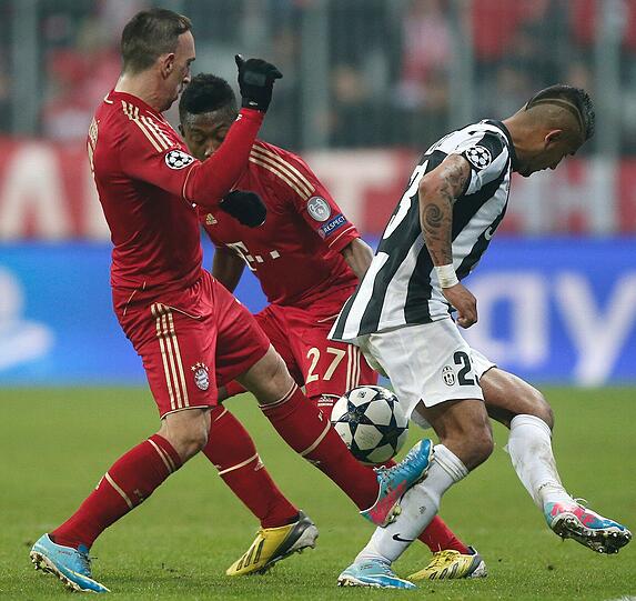 2. April 2013: Franck Ribéry revanchiert sich bei Juventus-Spieler Arturo Vidal für zahlreiche Fouls, steigt dem Chilenen voll auf die Wade.