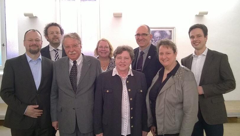 Die CSU-Politiker beim Besuch (von links): Johann Sauerer, Mark Mast, Dr. Otmar Bernhard, Barbara Kuhn, Heike Kainz, Frieder Vogelsgesang, Alexandra Gaßmann, Boris Braune. Die CSU-Politiker beim Besuch (von links): Johann Sauerer, Mark Mast, Dr. Otmar Bernhard, Barbara Kuhn, Heike Kainz, Frieder Vogelsgesang, Alexandra Gaßmann, Boris Braune.
