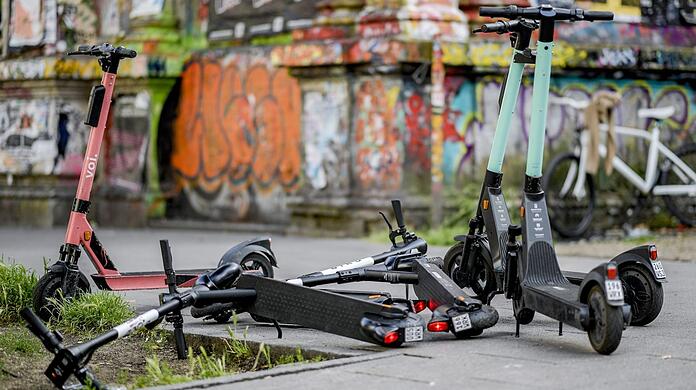 Ein Anbieter von E-Scootern will eine Sicherheitsvorkehrung gegen Trunkenheitsfahrten einführen. (Symbolbild)