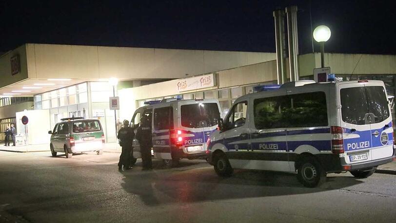Am Bahnhof von Mühldorf am Inn nimmt die Polizei einen 25-Jährigen fest, bei dem "Explosivstoffe" gefunden wurde.