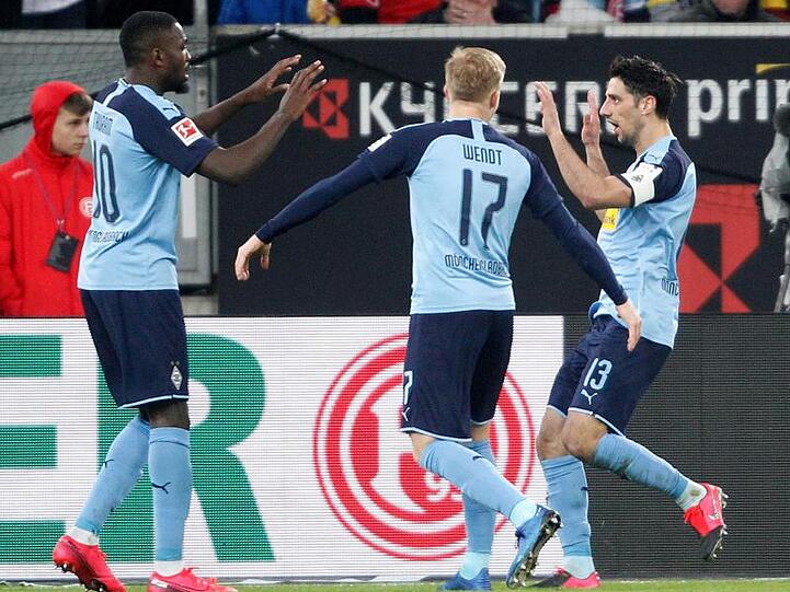 Lars Stindl (r) war beim Gladbacher Derby-Sieg in Düsseldorf Matchwinner der Borussia.