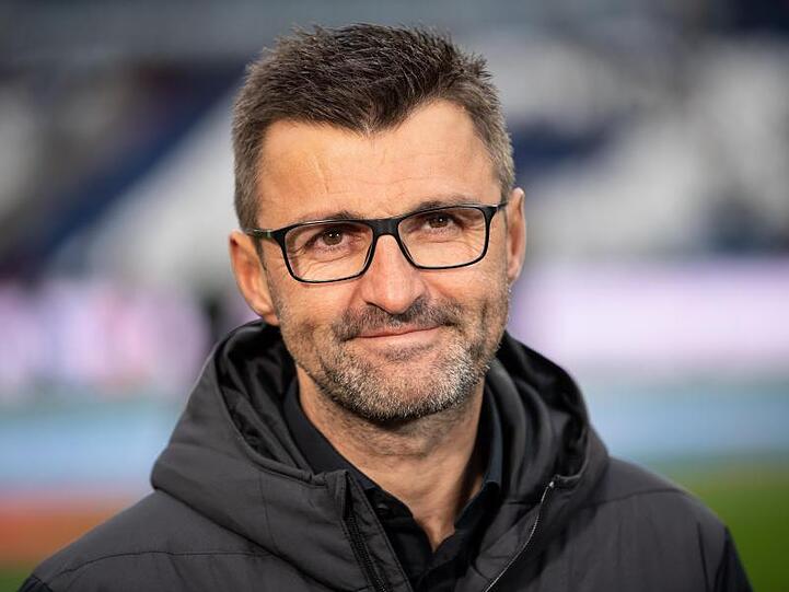 Michael Köllner, Trainer des 1. FC Nürnberg, steht am Spielfeldrand. Foto: Swen Pförtner/Archiv