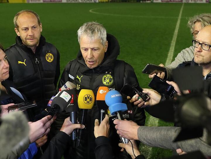 BVB-Trainer Lucien Favre äußert sich nach dem Ende des Testspiels vor Journalisten.