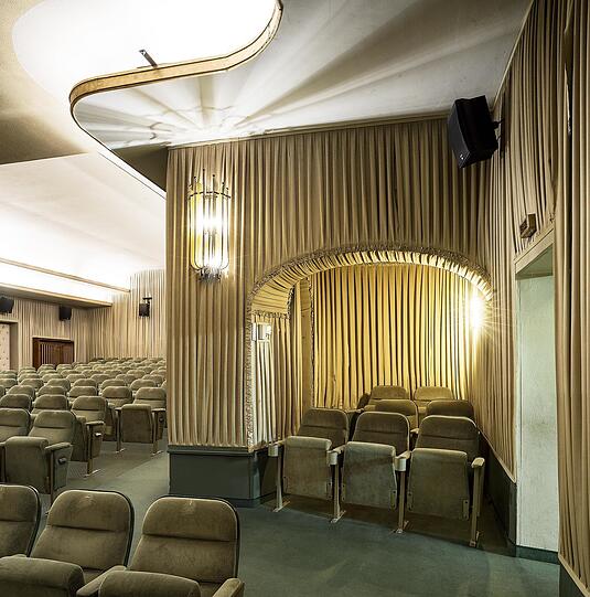 Der Saal Regina im Scala Filmtheater in Hof stammt aus dem Jahr 1953. Durch die berühmten "Hofer Filmtage" ist das Kino, das seinen eigentümlichen Charme trotz Modernisierungen bewahrt hat, zu Weltruhm gelangt.