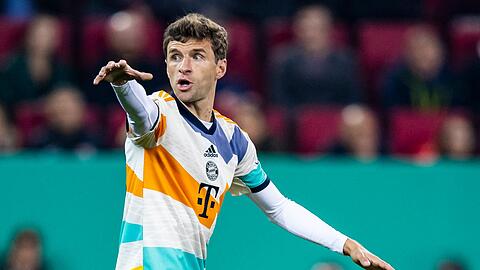 Münchens Thomas Müller gestikuliert.