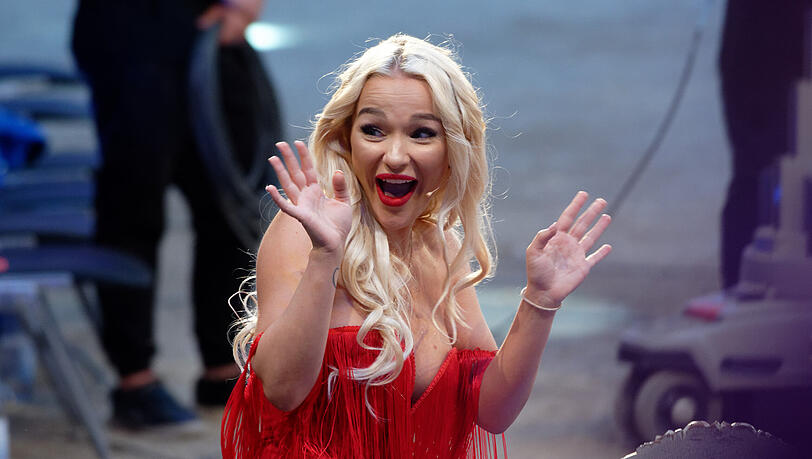 Emmy Russ nimmt im Sommer 2024 an der neuen Dschungelshow auf RTL teil. Bei "Reality Queens – Auf High Heels durch den Dschungel" gibt sie ihr Bestes. Emmy Russ nimmt im Sommer 2024 an der neuen Dschungelshow auf RTL teil. Bei "Reality Queens – Auf High Heels durch den Dschungel" gibt sie ihr Bestes.
