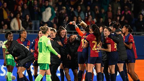 Bild mit Symbolkraft: Die Spielerinnen des FC Barcelona jubeln. Die Wolfsburgerinnen gehen geschlagen vom Platz.