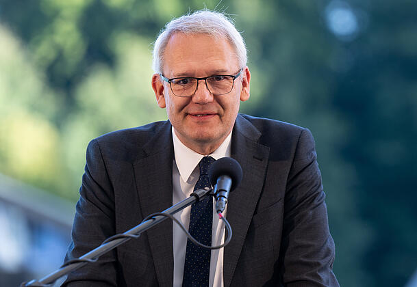 Andreas Wirsching ist ehemaliger Leiter des Instituts f&uuml;r Zeitgeschichte und Professor an der Ludwig-Maximilians-Universit&auml;t (LMU) M&uuml;nchen.