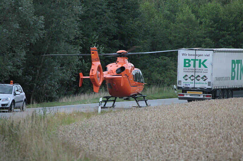 Bei dem Unfall wurde das Vorderrad des Motorrads einfach abgerissen: Bei Taufkirchen sind vier Menschen schwer verletzt worden. Die Bilder