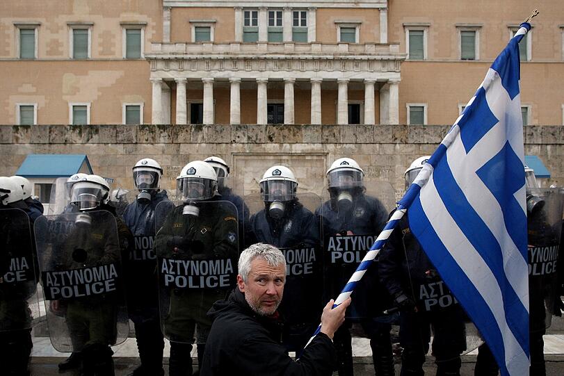wei der Demonstranten trugen eine deutsche
Fahne und eine Fahne mit einem faschistischen Symbol.