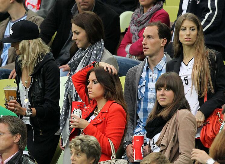 Die EM der Spielerfrauen: So schön sind Lena, Sarah, Cathy und Co.