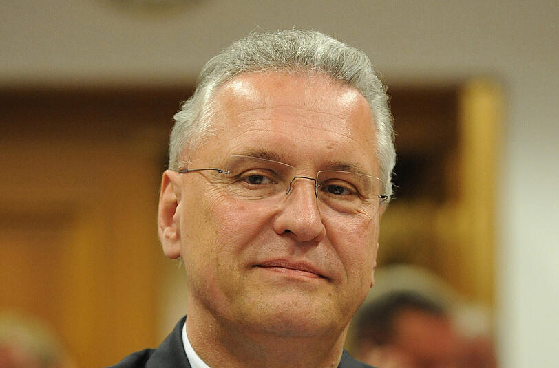 Innenminister Joachim Herrmann (CSU): Erst flog sein Bayerntrojaner auf, der für das Landeskriminalamt weit mehr ausspähen konnte, als er rechtlich durfte. Dann wertete seine Polizei auch noch Journalisten-Kontakte auf dem Handy des Prügelopfers Teresa Z. aus &ndash; ohne richterlichen Beschluss. Die 23-Jährige war am 20. Januar in der Polizeizelle in der Au mit einem Faustschlag schwer verletzt worden. Herrmann musste schriftlich Fehler einräumen.