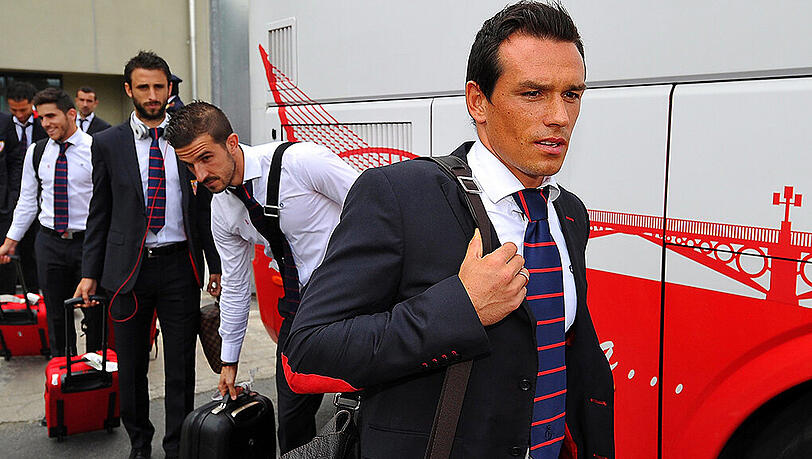 Piotr Trochowski im Mai 2014 im Kreise seiner Teamkollegen vom FC Sevilla - vor dem Europa-League-Finale gegen Benfica Lissabon. Piotr Trochowski im Mai 2014 im Kreise seiner Teamkollegen vom FC Sevilla - vor dem Europa-League-Finale gegen Benfica Lissabon.