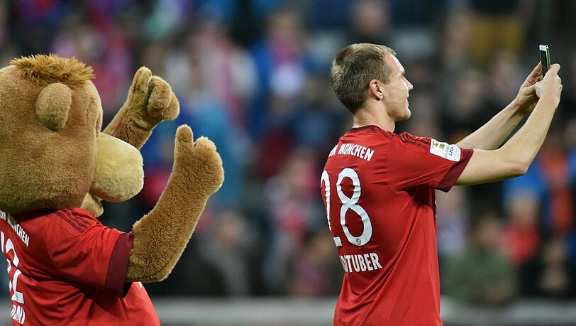 Ein Selfie für das Fotoalbum: Holger Badstuber genießt seine Rückkehr auf den Rasen Ein Selfie für das Fotoalbum: Holger Badstuber genießt seine Rückkehr auf den Rasen