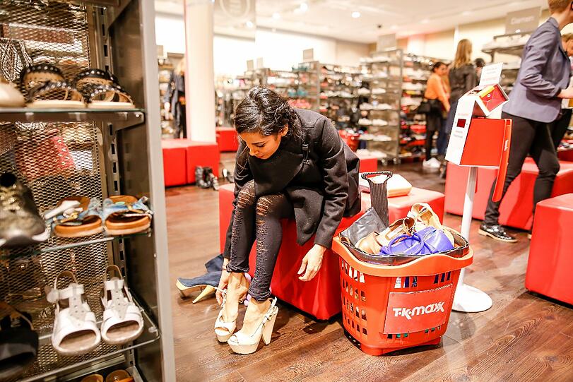 Collien Ulmen-Fernandes probiert Schuhe an