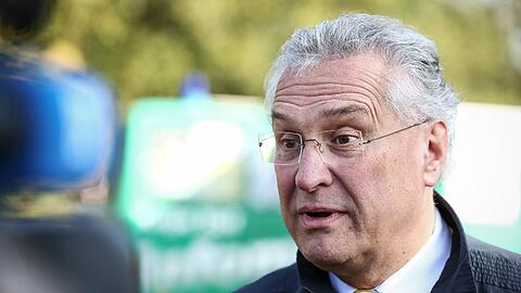 Innenminister Herrmann legte Zahlen vor. Diese belegen, dass Flüchtlinge Bayern nicht unsicherer machen.