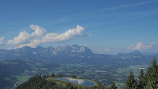 Beeindruckender Blick vom Stref-Starthaus hinüber ins Kaisergebirge. Beeindruckender Blick vom Stref-Starthaus hinüber ins Kaisergebirge.