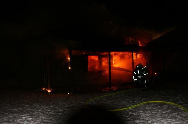 Ein Großbrand zerstörte in der Nacht zum Donnerstag große Teile eines Kindergartens.