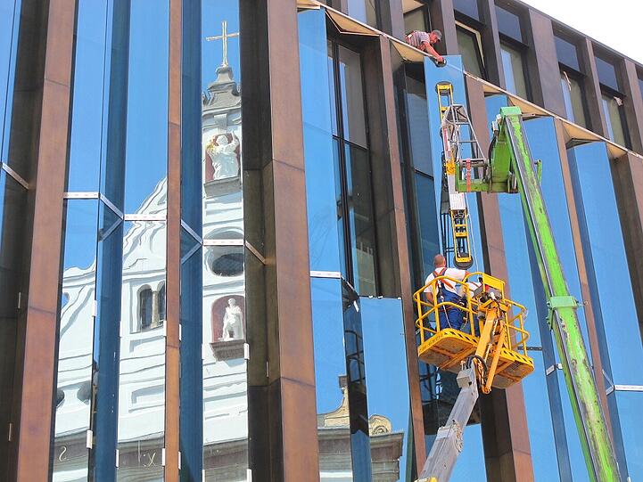 An der Glas- und Messingfassade des Joseph-Pschorr-Hauses wird noch einmal Hand angelegt.