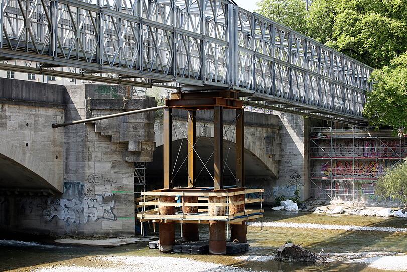 Der Pfeiler für die Behelfsbrücke &ndash; fest verankert im Isarbett.