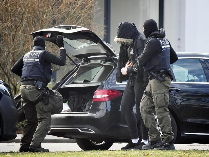 Einen Tag nach der Zerschlagung der mutmaßlichen rechten Terrorzelle "Gruppe S" werden die ersten Festgenommenen zu Haftrichtern des Bundesgerichtshofs gebracht worden.