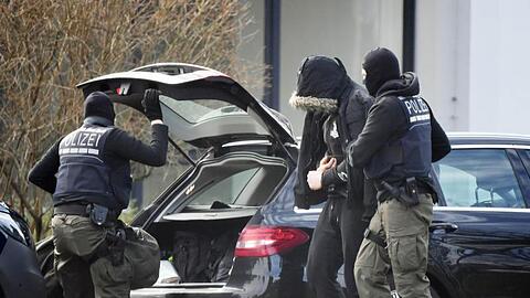 Einen Tag nach der Zerschlagung der mutmaßlichen rechten Terrorzelle "Gruppe S" werden die ersten Festgenommenen zu Haftrichtern des Bundesgerichtshofs gebracht worden.