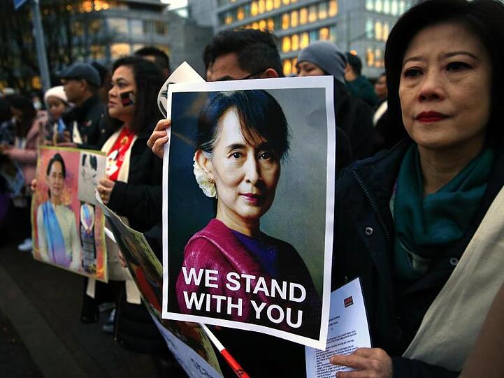 Unterstützer von Aung San Suu Kyi, de facto Regierungschefin von Myanmar, vor dem Internationalen Gerichtshof in Den Haag.