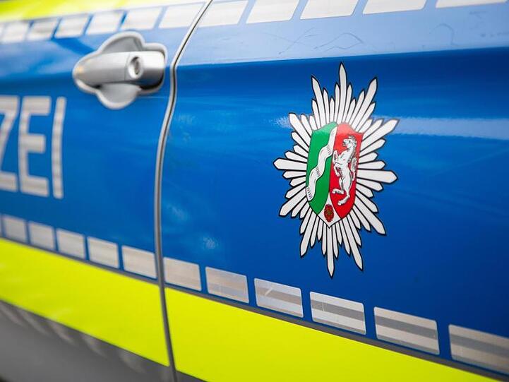 Blick auf ein Emblem der Polizei in NRW an einem Polizeiauto.