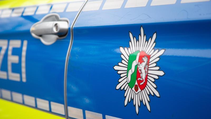 Blick auf ein Emblem der Polizei in NRW an einem Polizeiauto. Blick auf ein Emblem der Polizei in NRW an einem Polizeiauto.