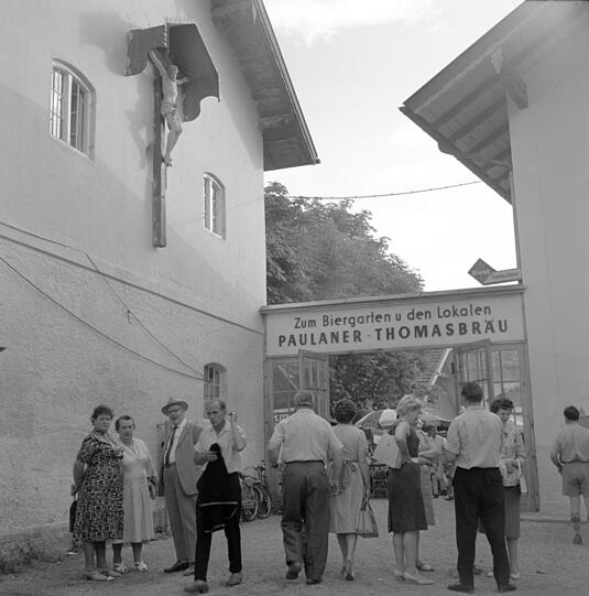 Auch dieses Foto vom Gut Keferloh zeigt den Biergarten zu Jahrmarkt-Zeiten - die Aufnahme stammt ebenfalls aus dem Jahr 1953.