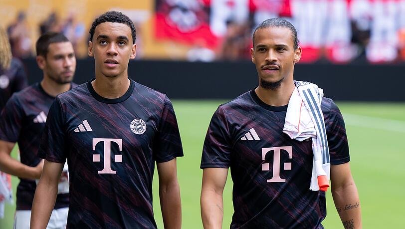 Jamal Musiala (links) übernimmt beim FC Bayern die Rückennummer 10 von Leroy Sané.