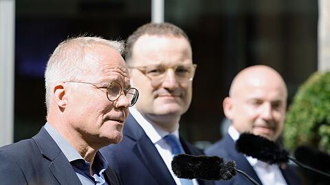 Die Fraktionschefs Miersch (SPD) und Spahn (CDU) sowie CSU-Landesgruppenchef Hoffmann traten zusammen vor die Presse.