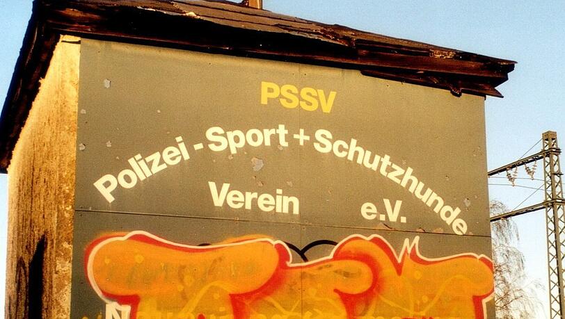 Nicht einmal das Schild des Polizei-Sport & Schutzhunde Vereins Neuaubing/Germering bleibt von den Sprayxern verschont Nicht einmal das Schild des Polizei-Sport & Schutzhunde Vereins Neuaubing/Germering bleibt von den Sprayxern verschont