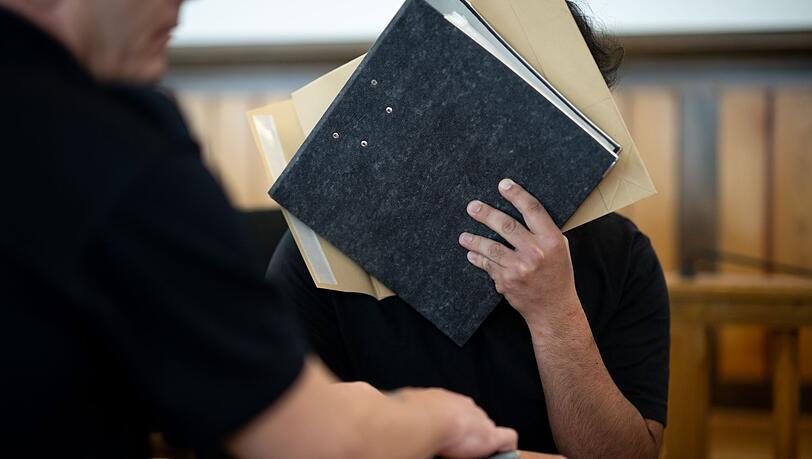 Die Verteidigung plädierte auf eine Strafe von 18 Monaten wegen gefährlicher Körperverletzung und neun Monaten für Urkundenfälschung. (Archivbild) Die Verteidigung plädierte auf eine Strafe von 18 Monaten wegen gefährlicher Körperverletzung und neun Monaten für Urkundenfälschung. (Archivbild)