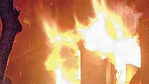 Meterhoch schlugen die Flammen aus der Wohnung: Annika verbrannte, ihre Mutter steht ab heute vor Gericht. Meterhoch schlugen die Flammen aus der Wohnung: Annika verbrannte, ihre Mutter steht ab heute vor Gericht.
