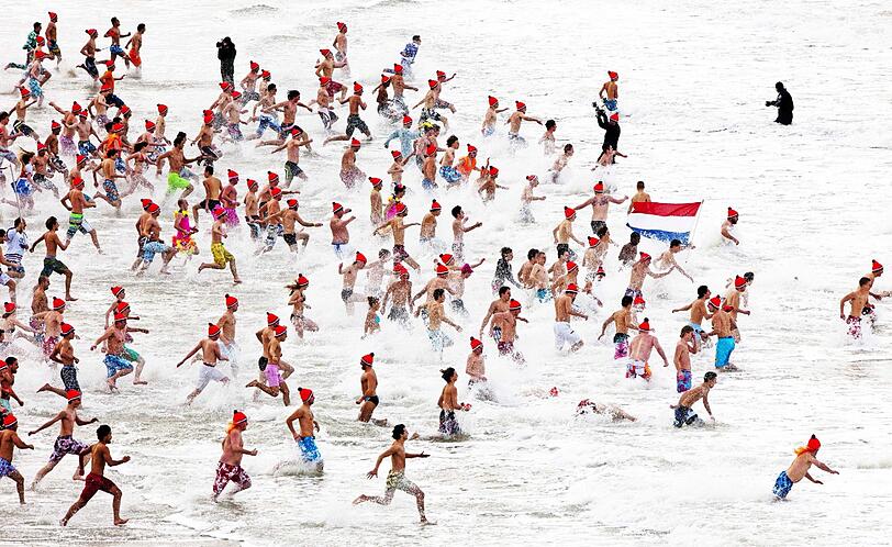 Im holländischen Scheveningen wird Silvester auch etwas anders gefeiert. Das neue Jahr wird mit einem Massensprung ins kalte Wasser zelebriert - beim "Nieuwjaarsduik"