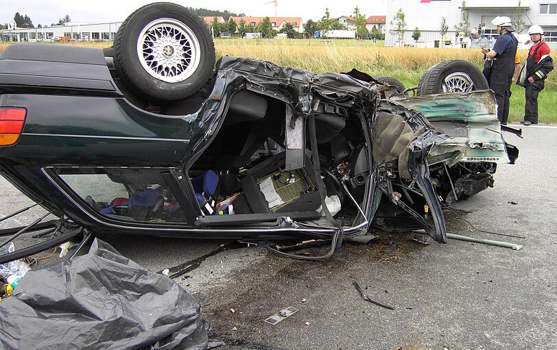 2005: Tödlicher Unfall bei Haag: Eine junge Mutter stirbt, weil sie mit ihrem Pkw auf die Gegenspur gerät.