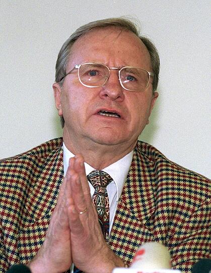 Der Rot-Kreuzler, Heinz Köhler (SPD), Oberfranken, Präsident des Bayerischen Roten Kreuzes von 1999 bis 2003: Er hat am 1. April 2000 seine Ehefrau angestellt. 2002 kommt der Jurist in den Bundestag. 2005 kandidierte er nicht mehr.