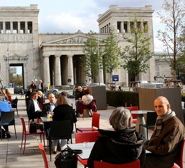 So warm war es im November selten: Bis zur 20-Grad-Marke stieg das Quecksilber und die Münchner warfen Mützen, Handschuhe und Schals weg, um Sonnenstrahlen für den Winter zu tanken. Hier die Bilder...