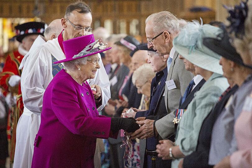 In Großbritannien verschenken Mitglieder der königlichen Familie am Gründonnerstag traditionell Münzen an bedürftige Mitbürger.