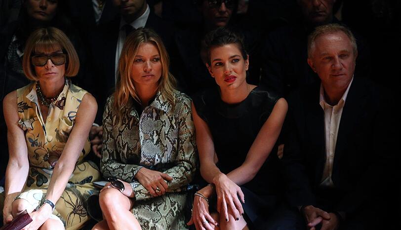 US-Vogue-Chefin Anna Wintour (l.) sitzt mit Kate Moss, Charlotte Casiraghi (r.) und François-Henri Pinault bei Gucci in der Front Row.