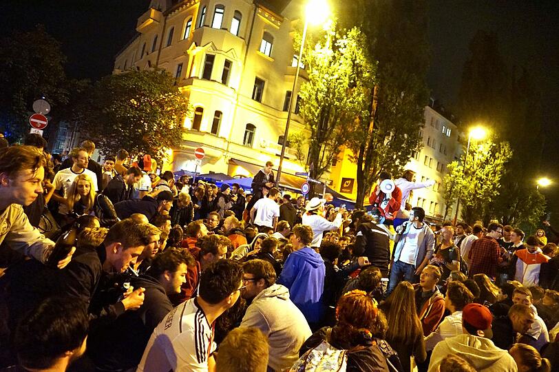 Partyalarm auf der Leopoldstraße: Rund 2.500 Münchner feierten hier den Sieg über Italien.