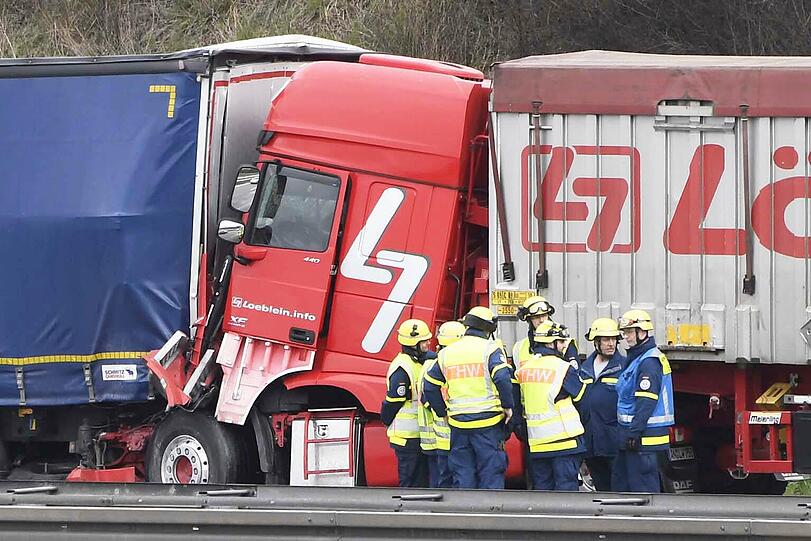 Mega-Stau auf der A9 Richtung Nürnberg - die Bilder vom Bergungseinsatz am Donnerstag.