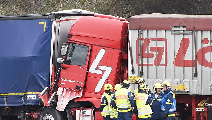 Mega-Stau auf der A9 Richtung Nürnberg - die Bilder vom Bergungseinsatz am Donnerstag. Mega-Stau auf der A9 Richtung Nürnberg - die Bilder vom Bergungseinsatz am Donnerstag.