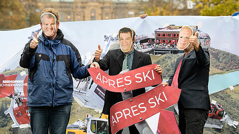 Aktivisten von Umweltverbänden protestierten am Donnerstag vor dem Maximilianeum gegen die Skischaukel am Riedberger Horn.