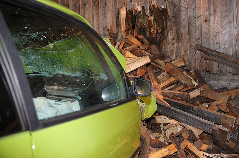 Die Fahranfängering krachte mit ihrem Auto gegen einen Holzstapel und starb. Die Bilder vom Unfallort.