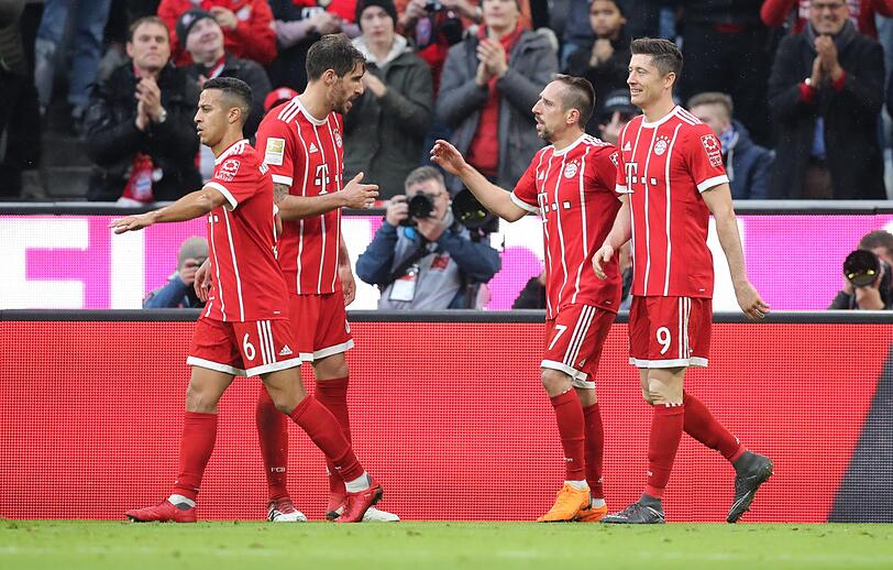 Thiago, Javi Martínez und Robert Lewandowski (von links) bejubeln am 10. März 2018 den Treffer von Franck Ribéry (Zweiter von rechts) beim 6:0-Heimsieg gegen den späteren Absteiger Hamburger SV.